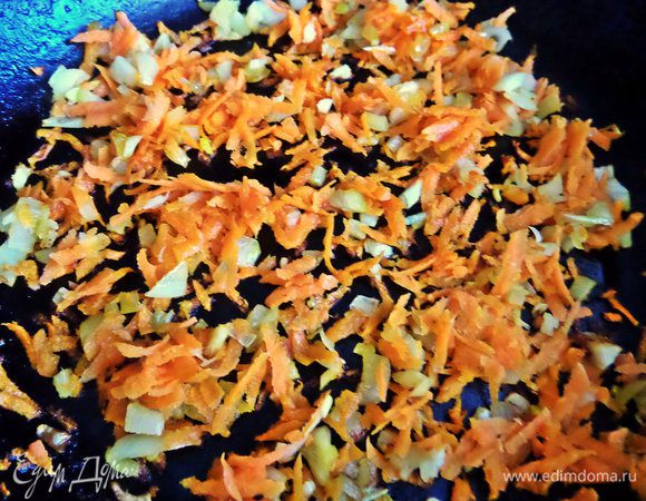 Обжарить слегка овощи на растительном масле.