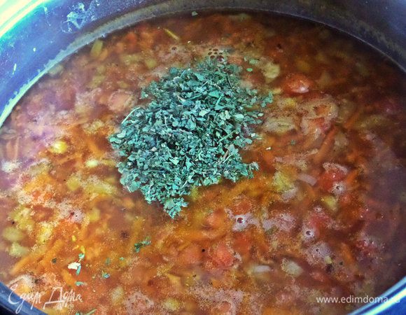 Отваренную фасоль доливаем водой, кипятим, отправляем туда зажарку и специи.