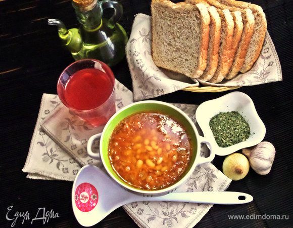 Подавала я супчик с хлебушком с отрубями. Рядом морс из собранной мной брусники.