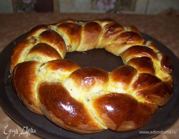 Венок выкладываем на противень с промасленной бумагой. Смазываем взбитым яйцом и выпекаем в разогретой духовке минут 30-40.
Наш Пасхальный венок готов!
Готовый венок остудить.
В середину можно положить пасхальные яйца! 
