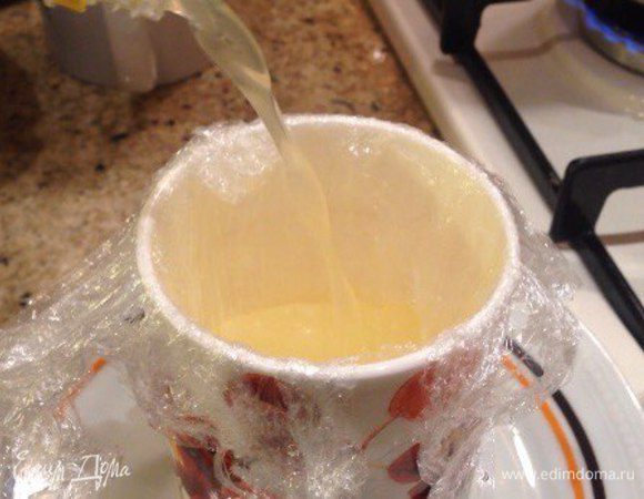 В чашку положить пищевую пленку, налить нужное количество белка.