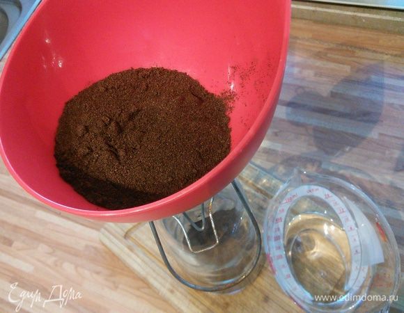 Для начала нужно разрезать стручки ванили и тупой стороной ножа извлечь ванильные зернышки. Отправить их в бутылку. Ванильные стручки смолоть в блендере в порошок. Порошок пересыпать в чистую сухую емкость (у меня бутылка). Ёмкость необходимо взять заведомо больше. 