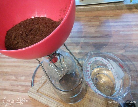 Влить алкоголь, перемешать. 