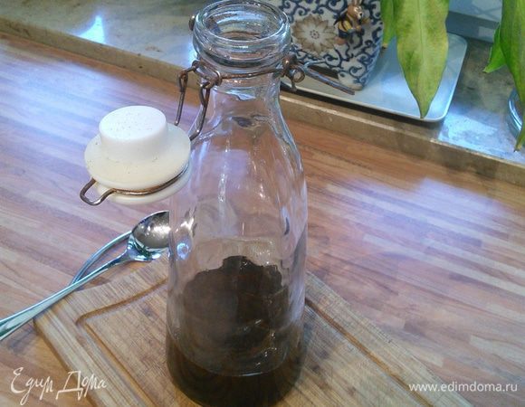 Закупорить бутылку, оставить на 2 недели настаиваться. Бутылку желательно  встряхивать ежедневно, минимум 2 раза в день. 