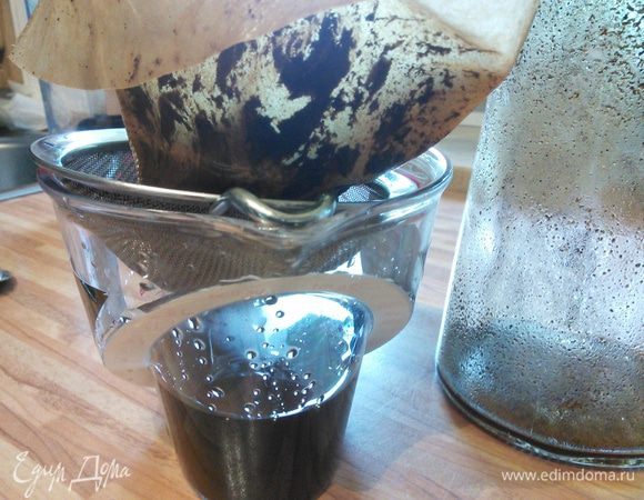 По истечении двух недель нужно процедить экстракт через фильтр от кофеварки, который предварительно смочить водой. Смачивать фильтр водой нужно для того, чтобы он меньше пропитался нашим драгоценным экстрактом. В конце легко выжать жидкость руками, не повредив при этом фильтр. Выход настоя у меня получился 200 мл. 