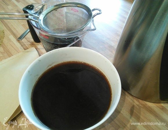Жмых переложить в другую емкость и залить 250 мл кипятка. Дать полностью остыть. Затем опять процедить через фильтр и влить в основной экстракт. 