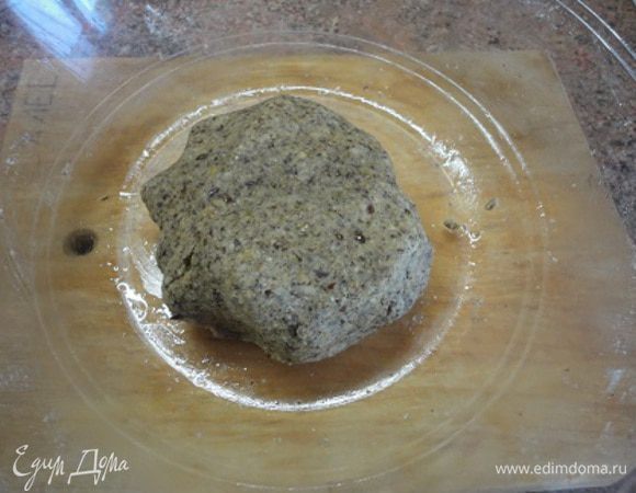 Постепенно добавляя воду, замесить тесто вначале ложкой, затем немного помесить руками, смазанными растительным маслом. Теста получается немного, но оно очень эластичное.