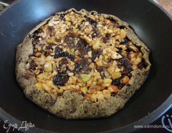 Выкладываем начинку. Там, где бортики были высоковаты, я их завернула.