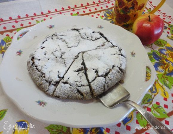 Выпекать 20-25 минут при температуре 180°C. Остывший пирог посыпаем сахарной пудрой. Корочка очень тонкая, хрустящая. Начинка без сахара, но сладкая достаточно из-за чернослива.