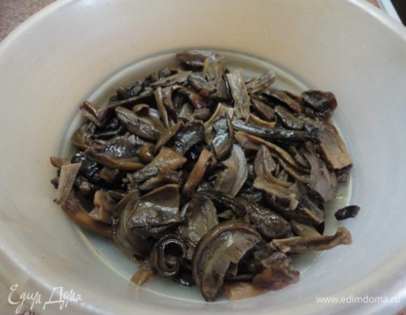 Лесные сушеные грибы я обычно промываю, заливаю водой и оставляю на ночь. Утром воду сливаю, заливаю свежей (в данном случае 1 литром) и варю 40 минут. Затем откидываю на дуршлаг. Бульон ни в коем случае не выливаем.
Шампиньоны режем крупно.