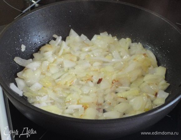 Лук нарезаем не очень крупными кубиками и обжариваем в 2 столовых ложках масла до золотистого цвета.