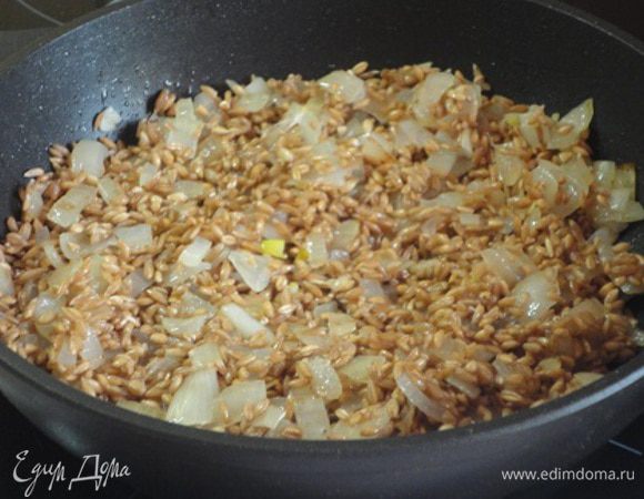 Добавляем промытую и слегка обсушенную полбу и тушим вместе с луком минут 5.