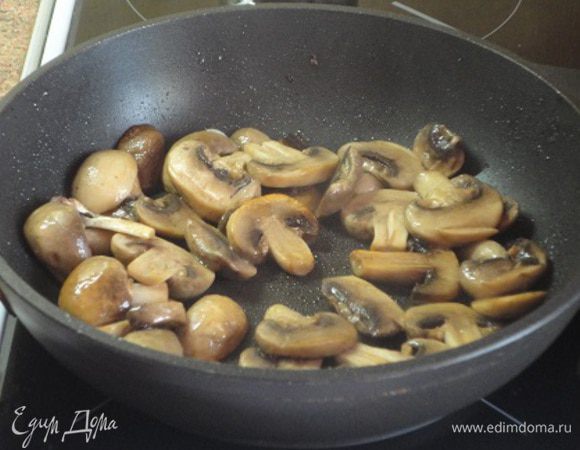 Отдельно в 2 ложках масла обжариваем шампиньоны,