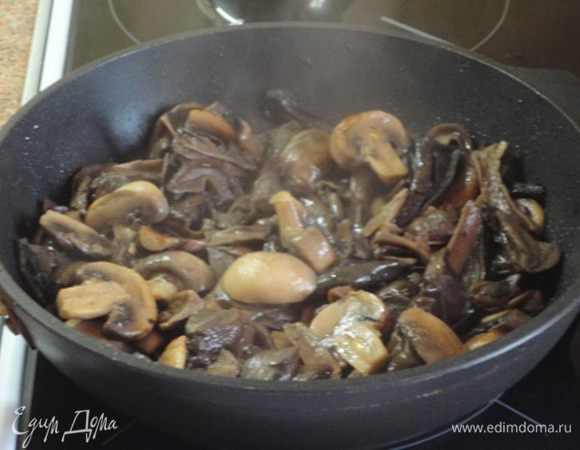 затем добавляем к ним лесные грибы и жарим еще  пару минут.