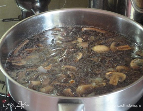Соединяем грибы с полбой, заливаем грибным бульоном так, чтобы он покрывал продукты, добавляем соль и специи и тушим на медленном огне под крышкой 40 минут. При необходимости можно добавить еще бульон.
