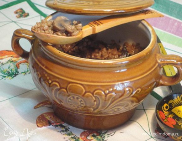 Можно на этом и остановиться. Но мне захотелось еще распарить полбу. Я переложила все содержимое в горшок и продолжила тушение в микроволновке в течение 10 минут.
Ну очень сытно и вкусно!