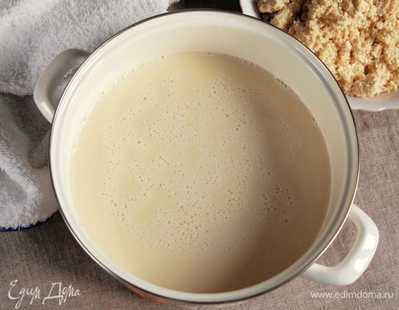 Через плотную ткань процедить полученный соевый настой, отжимая жмых (окара). Получилось соевое молоко. Окару можно использовать вместо яиц в выпечке, можно много чего приготовить, например, котлетки. 