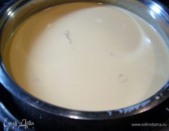 Дать топленому молоку постоять при комнатной температуре день. Молоко в итоге не должно быть кислым, а лишь слегка начать закисать.
Яйца взбить, добавить сметану, еще раз взбить, влить молоко (прямо с коричневыми пенками), поставить емкость на водяную баню, периодически взбивать. Держать на водяной бане, пока не отойдет сыворотка.