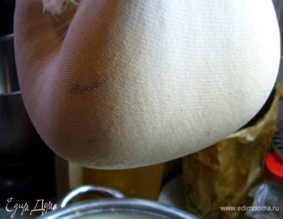 Утром перелить содержимое кастрюли в марлю. Марлю подвесить, дать стечь воде (день).
