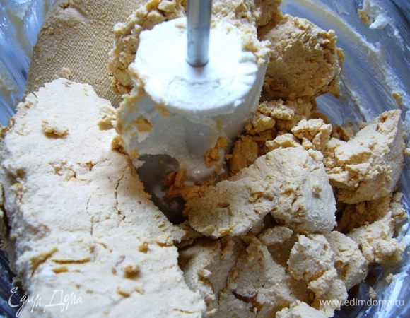 Затем взбить с размягченным сливочным маслом, сахаром, порезанной курагой и орехами.
