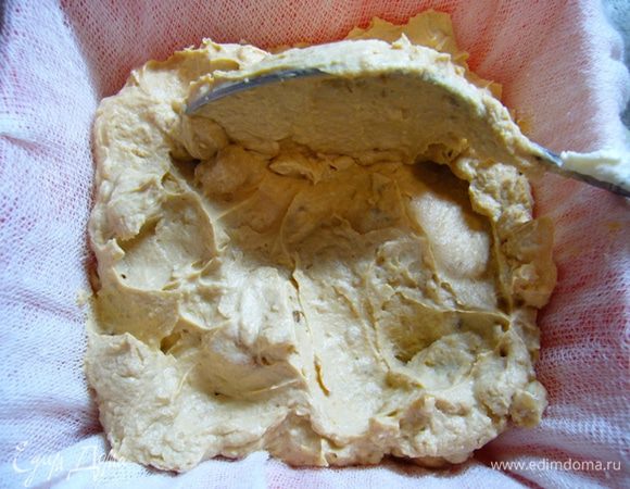 Пасочницу выстелить влажной марлей. Переложить массу в пасочницу, поставить гнет, убрать на ночь в холодильник.
