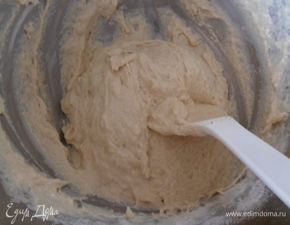 Добавить поднявшуюся опару и хорошо перемешать.