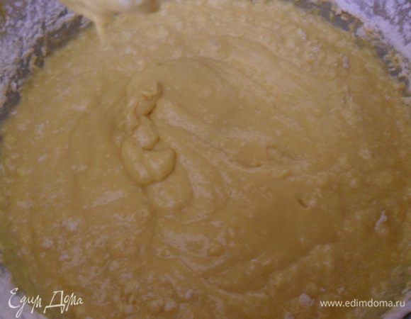 Теперь добавляем желтки, соль, сливки, сахар, ваниль, размягченное сливочное масло и растительное масло.