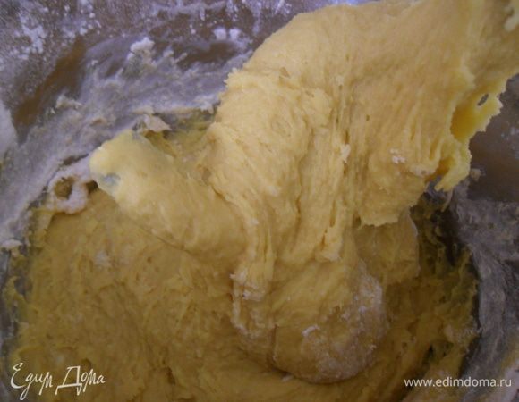 Постепенно добавляем муку, замешивая тесто, когда тесто достигнет консистенции, как на фото, мягкое, но уже не жидкое, добавляем изюм, цедру с половины лимона и коньяк.