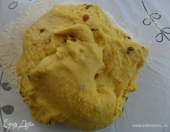 Всыпаем оставшуюся муку и вымешиваем тесто. Месим хорошо, тесто будет мягким, послушным, но совсем не липнуть к рукам. Пасху месим к себе, чтоб все хорошо и доброе оставалось в семье.