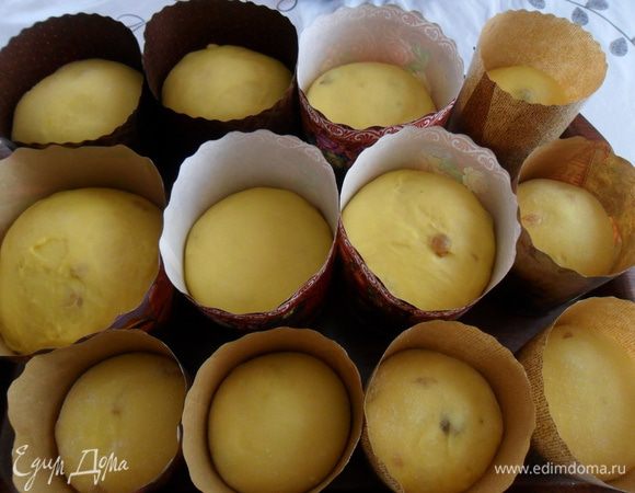 Выкладываем в формы примерно на половину, накрываем полотенцем и даем еще 40 минут подойти.