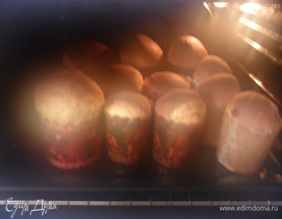 Выпекаем в разогретой до 160°C духовке 5-7 минут, затем увеличиваем температуру до 180°C и печем до готовности. Маленькому куличу достаточно 25 минут, а среднему 40-45 минут.