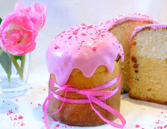 Покрываем глазурью и украшаем по желанию. Кулич одного цвета, это тень так упала :)