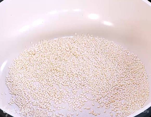 Кунжут подсушить на разогретой сковороде.