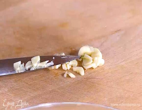 Чеснок почистить, раздавить плоской стороной ножа и мелко порубить.