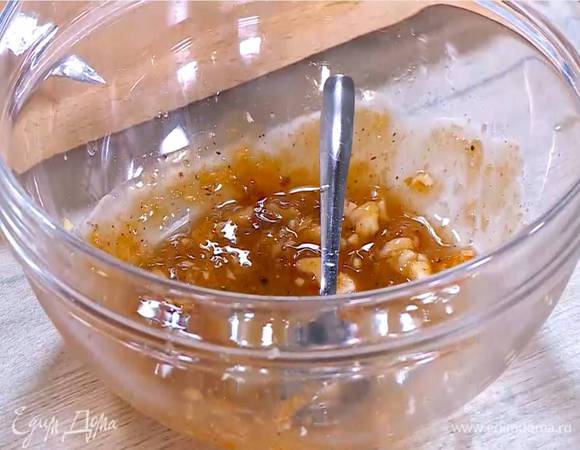 Приготовить заправку: к натертому имбирю добавить соус чили, устричный соус и измельченный чеснок, влить сок лайма, кунжутное масло, вустерширский соус, посолить, поперчить, и все перемешать.