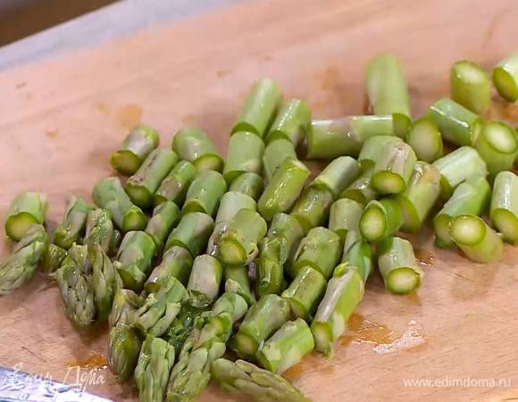 Спаржу, удалив грубые черенки, нарезать небольшими кусочками.