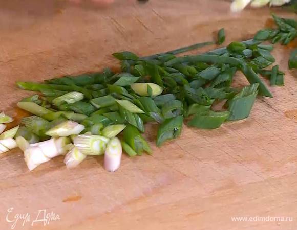 Зеленый лук тонко порезать наискосок.