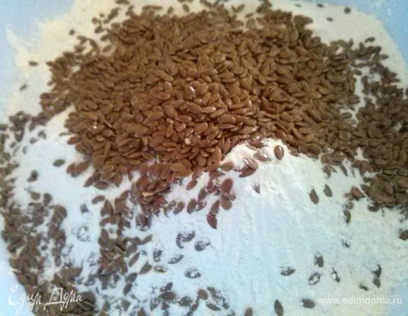 Смешайте муку, льняное семя, сахар, соль. 
