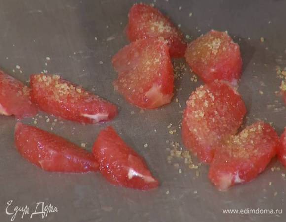 Мякоть грейпфрута выложить на противень, выстеленный бумагой для выпечки, посыпать сахаром и отправить под разогретый гриль на 10 минут.