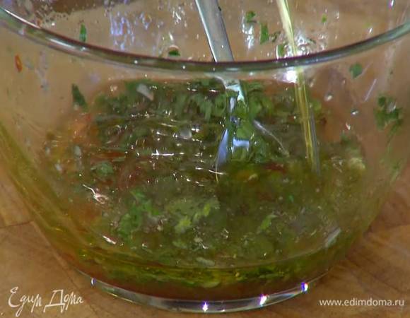 Приготовить заправку: цедру и сок лайма соединить с соком грейпфрута, добавить мед, соус чили, мяту, влить оливковое масло и все перемешать.