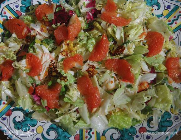 Сверху на салат выложить карамелизированный грейпфрут.