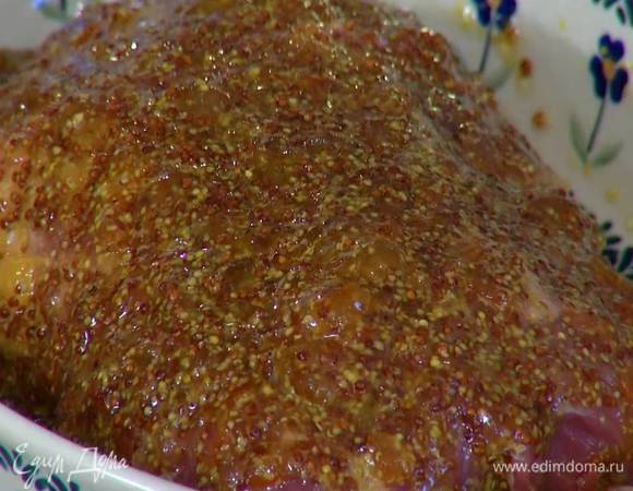 Свинину выложить в жаропрочную керамическую форму и смазать со всех сторон джемом с горчицей.