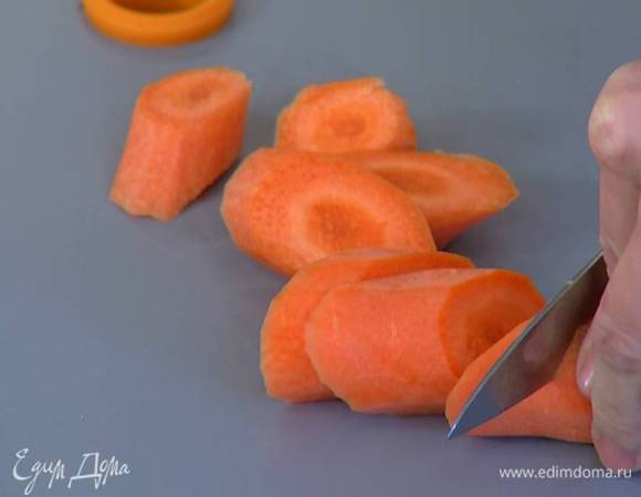 Морковь почистить и крупно порезать.