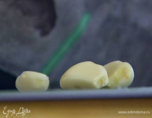 Чеснок почистить и раздавить плоской стороной ножа.