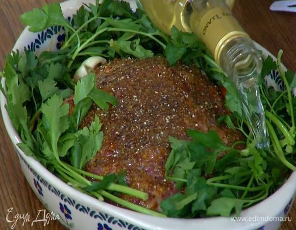 Свинину посолить, поперчить, выложить вокруг мяса морковь, чеснок, лавровые листья и веточки петрушки, влить в форму белое вино.
