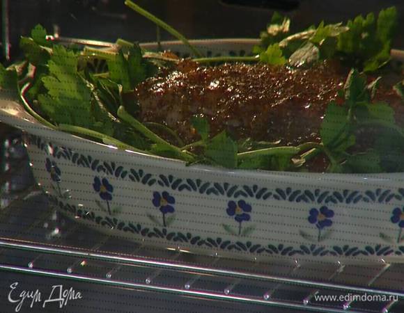 Запекать окорок в разогретой духовке час-полтора в зависимости от размера.