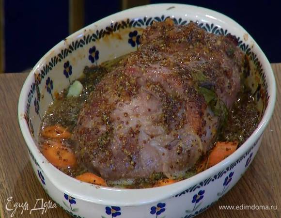 Готовое мясо затянуть пищевой фольгой и дать постоять.