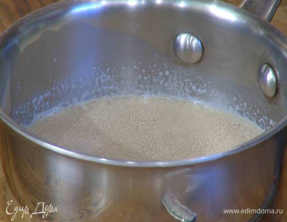 Молоко подогреть так, чтобы оно было теплым, всыпать дрожжи, добавить немного коричневого сахара и все перемешать.