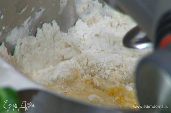 В чаше комбайна соединить 450 г муки, оставшийся коричневый сахар, соль и, вымешивая насадкой для теста на медленной скорости, тонкой струйкой влить молочно-дрожжевую смесь, затем, продолжая вымешивать, добавить яйца, желток и ванильный сахар.