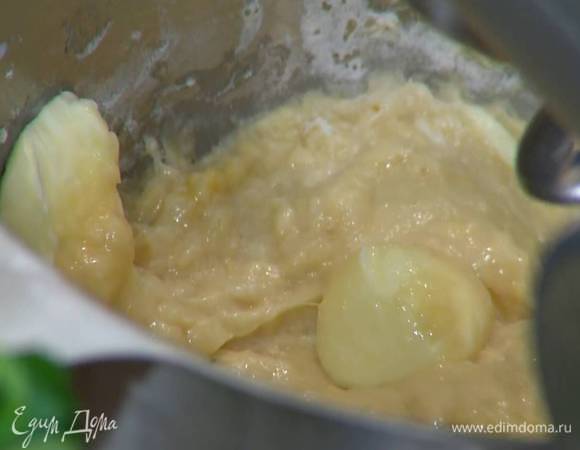 Небольшими порциями добавить 150 г предварительно размягченного сливочного масла и вымешать тесто.